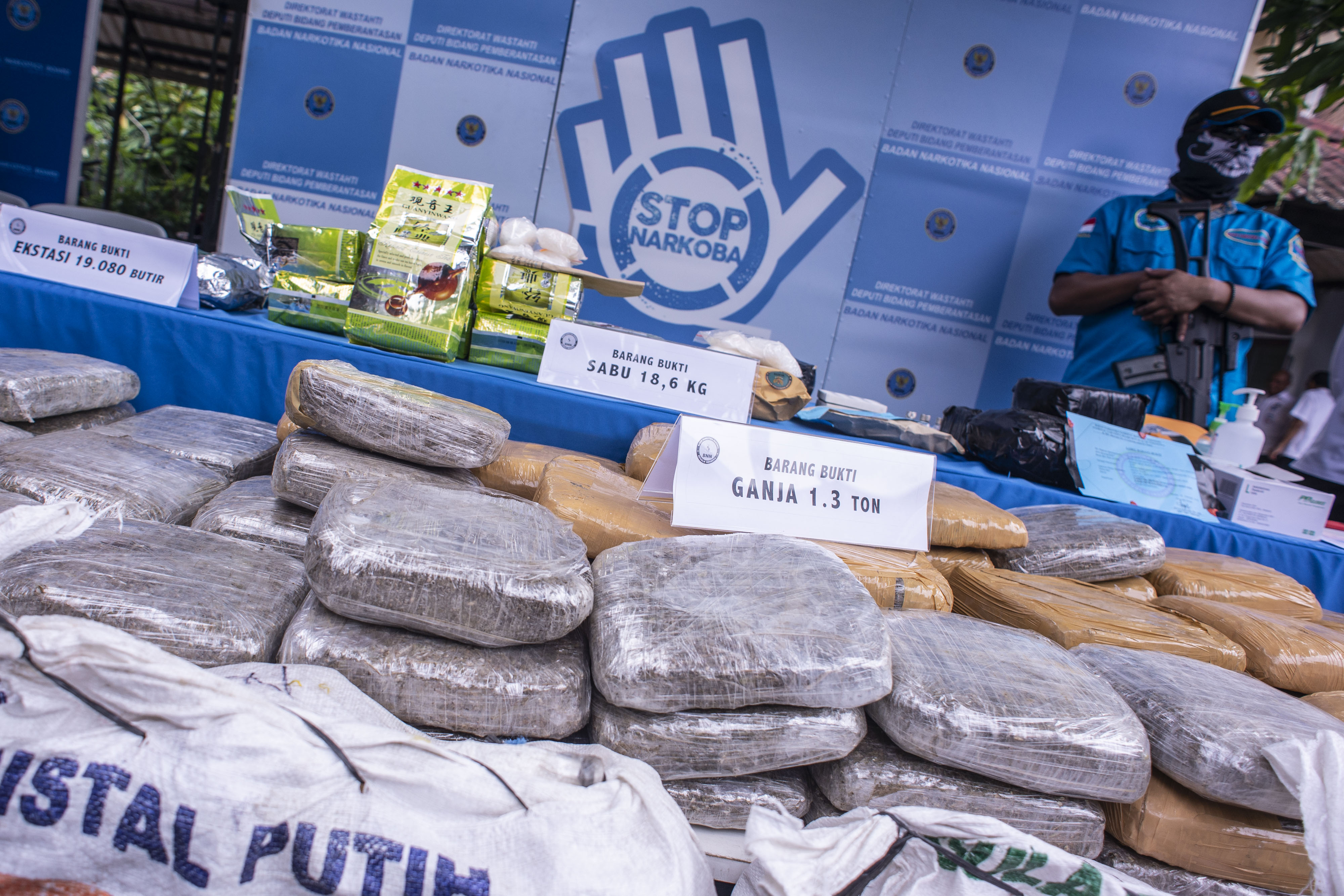 PEMUSNAHAN BARANG BUKTI NARKOTIKA: Petugas BNN melakukan pengamanan di dekat barang bukti saat rilis pemusnahan barang bukti narkotika, di Badan Narkotika Nasional (BNN), Jakarta, Selasa (12/3/2019). BNN memusnahkan barang bukti narkotika berupa ganja sebe