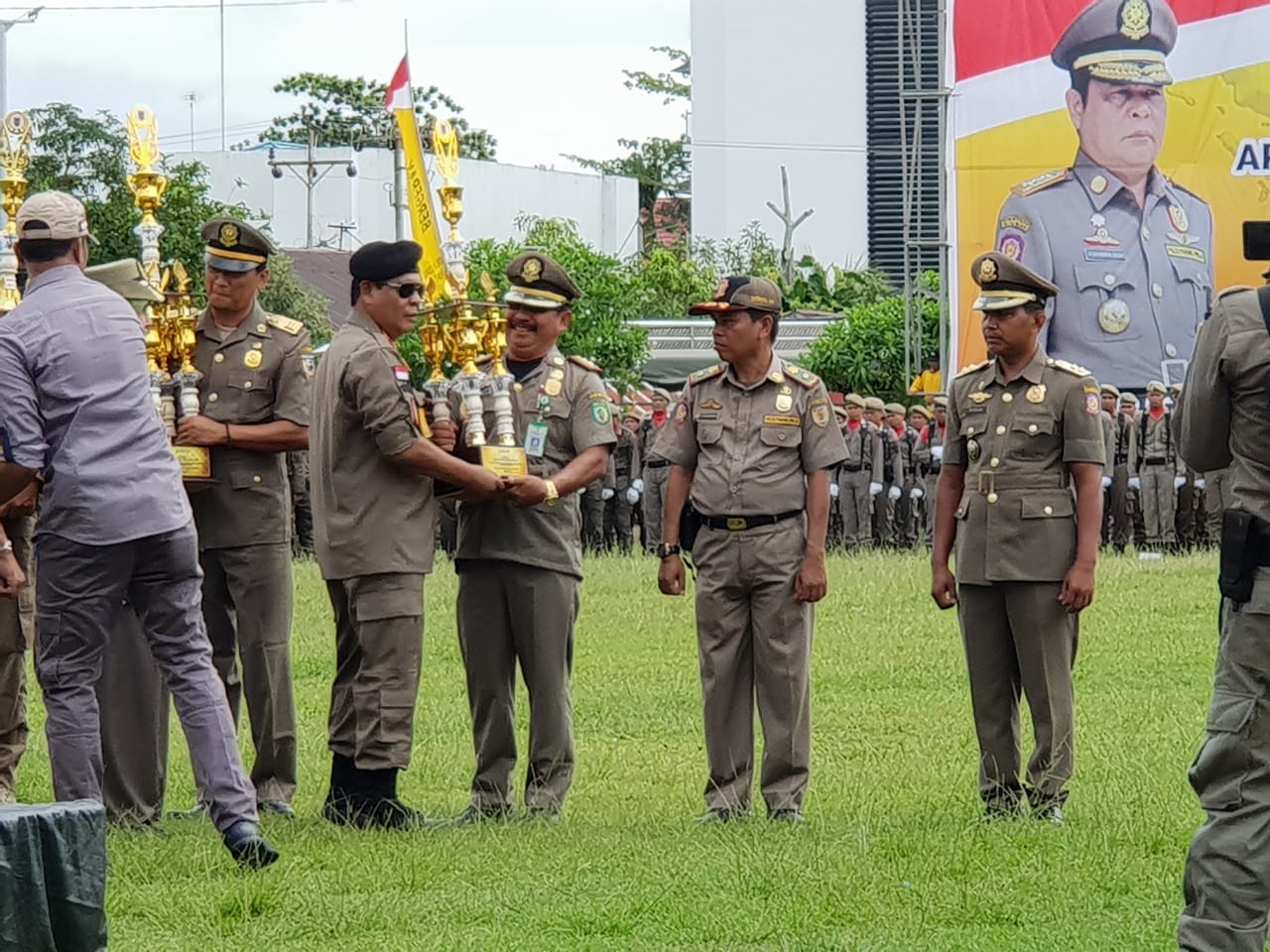 Gubernur Kalsel Sahbirin Noor dalam peringatan HUT ke-100 Damkar, Satpol PP ke-69 dan Satlinmas ke-57 Tingkat Provinsi.