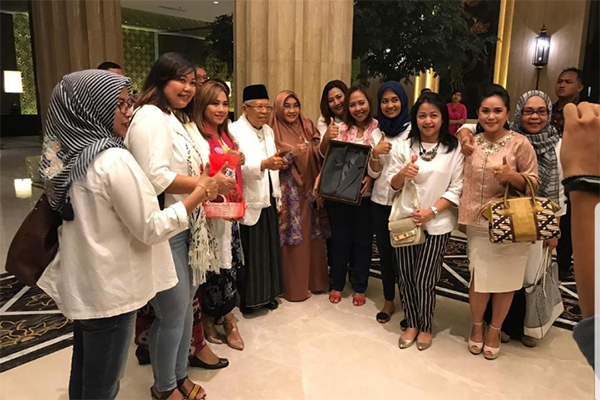 Cawapres nomor urut 01 Ma'ruf Amin mendapat hadiah jas dari emak-emak pendukungnya