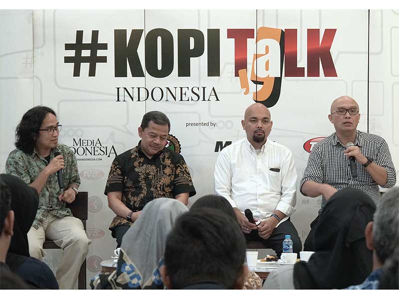 NARKOBA DI PUSARAN ELITE: Dewan pakar gerakan nasional antinarkotika, Asep Iwan Iriawan (kanan), bersama Founder Ronny Pattinasarany Foundation, Yerry Pattinasarany (kedua kanan), pemerhati masalah narkotika, Sulistiandriatmoko (kedua kiri), dan redaktur s