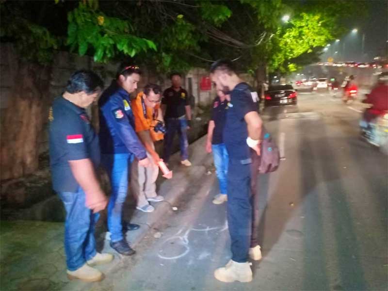 Satuan Reskrim Polres Metro Jakarta Barat melakukan olah tempat kejadian perkara (TKP) kasus penusukan berujung kematian di Jalan Daan Mogot, Kedoya Utara, Kebon Jeruk, Jakarta Barat