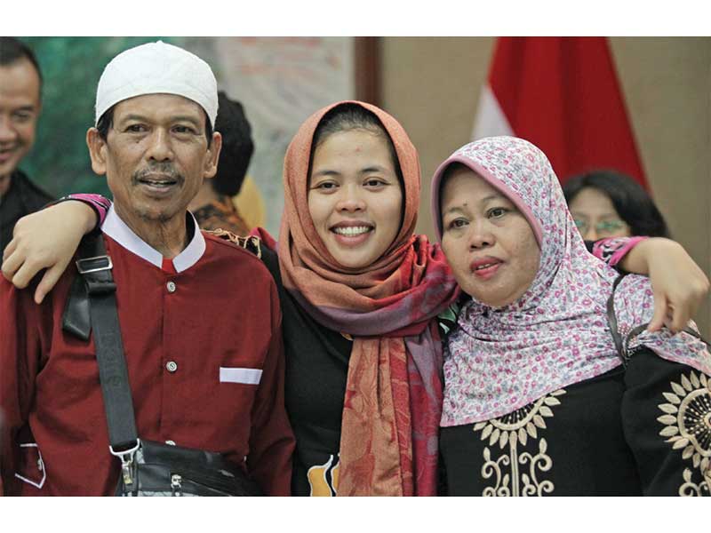 BERSAMA ORANGTUA: Siti Aisyah (tengah) merangkul ayah dan ibunya saat bertemu kembali setelah ditahan 2 tahun 23 hari di Malaysia terkait kasus pembunuhan Kim Jong-nam, di Kantor Kemenlu, Jakarta, kemarin.