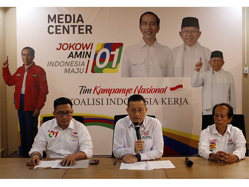  Wakil Bendahara Umum TKN Juliari P. Batubara (tengah) didampingi Anggota Tim Bendahara TKN Syafrizal (kiri) dan Ino Winata (kanan) menyampaikan laporan penerimaan dana kampanye Tim Kampanye Nasional (TKN) Jokowi-Ma'ruf Amin di Posko Rumah Cemara, Menteng,