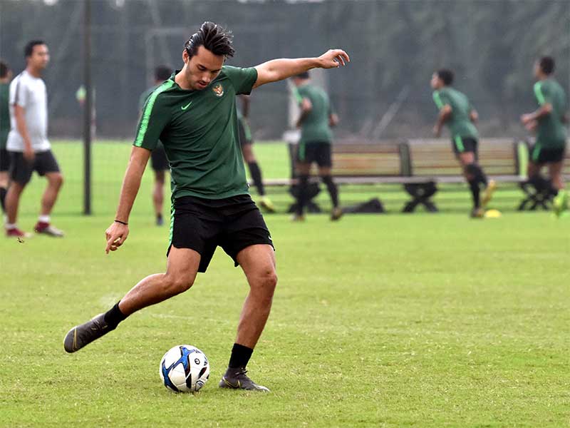 Pemain tim nasional U-23 Indonesia Ezra Walian saat mengikuti sesi latihan di lapangan Vietnam Footbal Federation (WFF) Sabtu (23/3/2019). 
