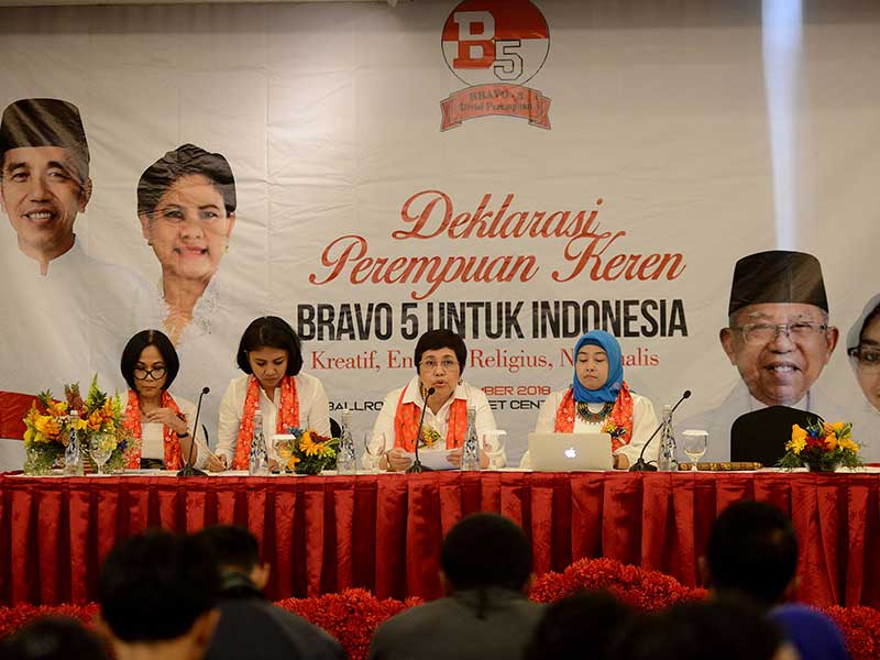 KEtua Perempuan Bravo 5 Kartini Sjahrir (kedua kanan) dan Sekjen Bravo 5 Dwi Ruby Kholifah (kanan)