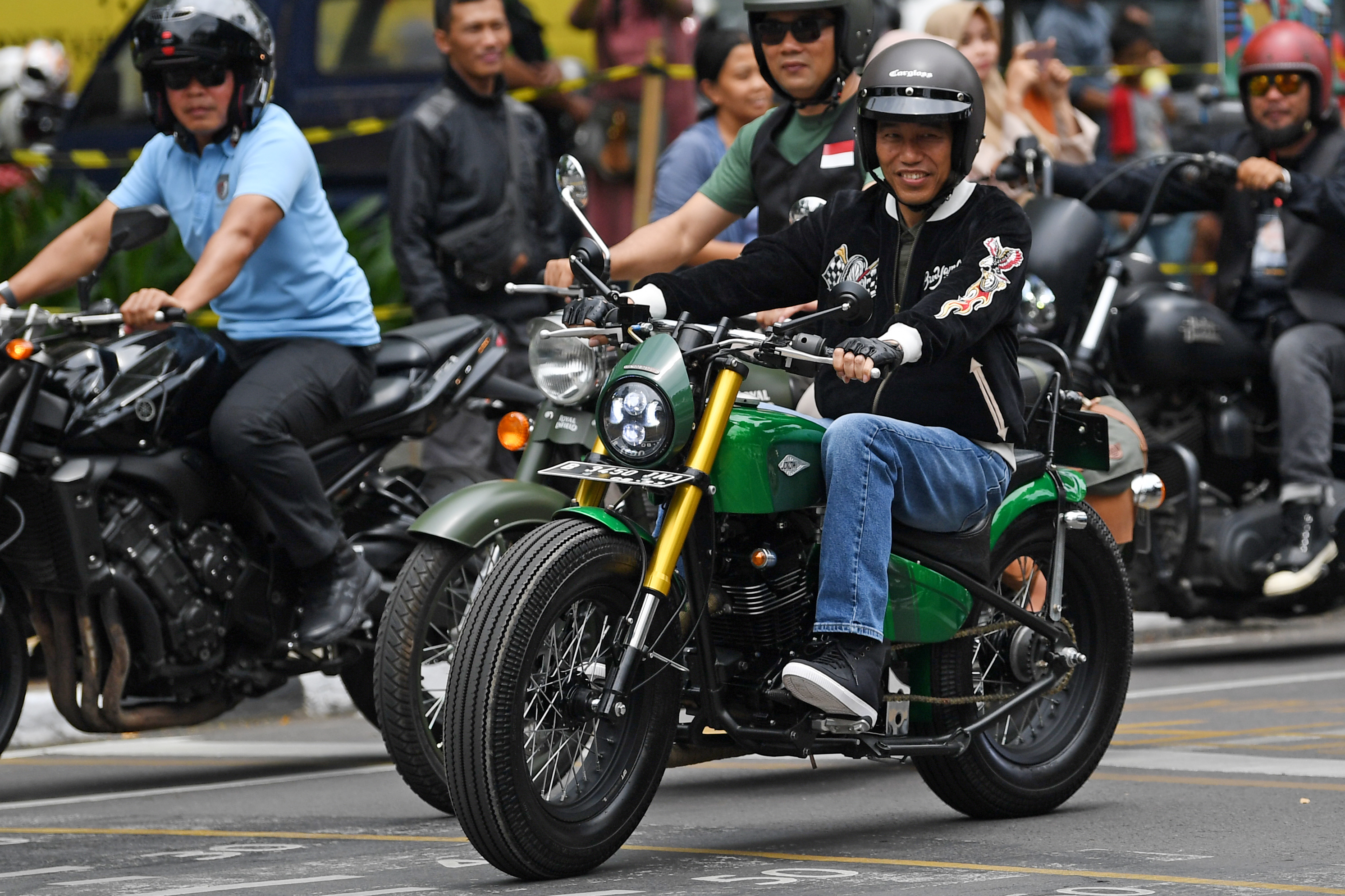 Presiden Joko Widodo bersama komunitas motor berkonvoi mengelilingi kota Bandung, Jawa Barat, Minggu (11/11/2018). Kegiatan tersebut merupakan rangkaian Deklarasi Jabar Kondusif yang diikuti 195 komunitas