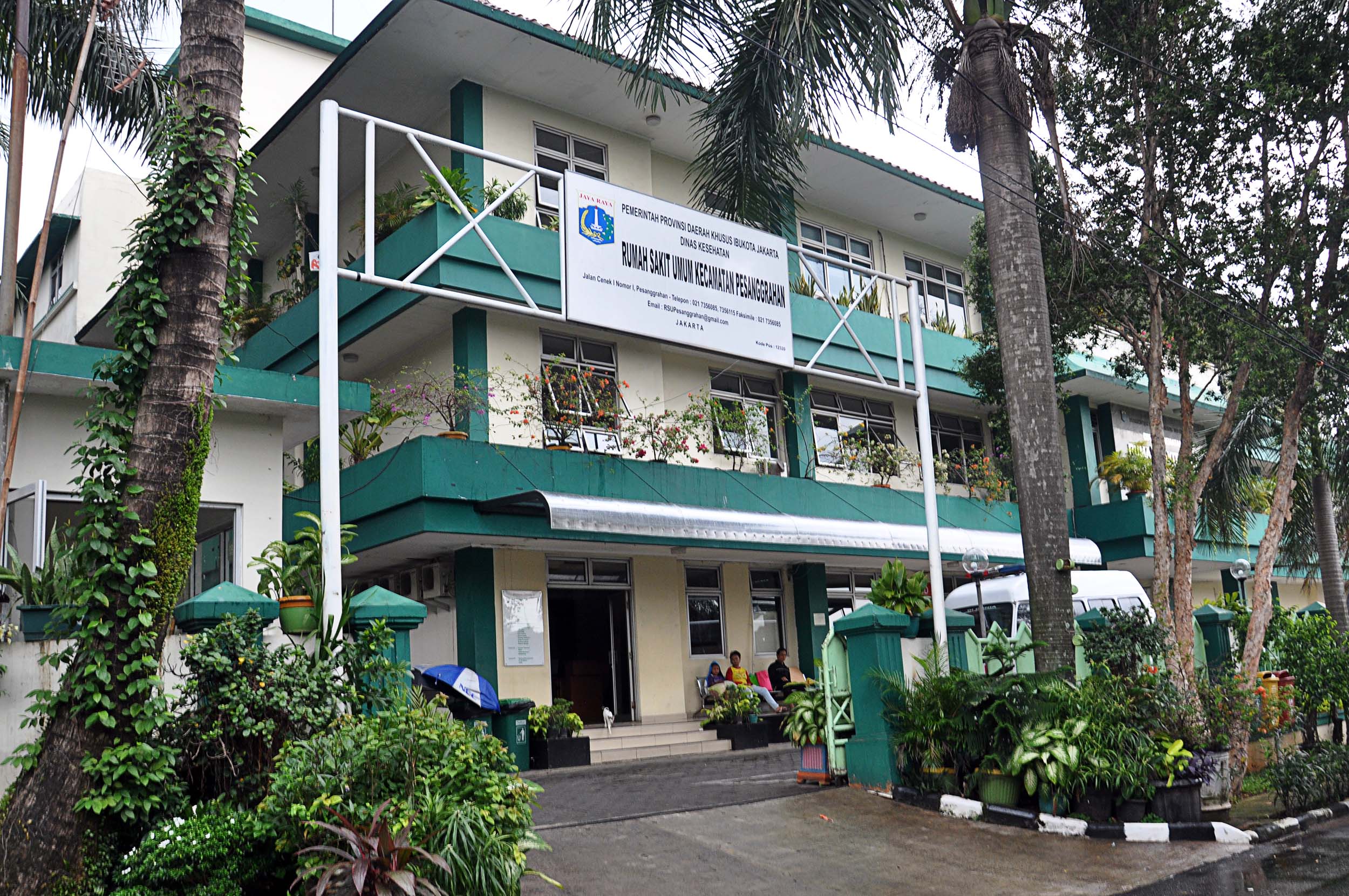 ampak depan Rumah Sakit Kecamatan Pesanggrahan, Jakarta, Senin (25/4). RS ini merupakan RSU Tipe D