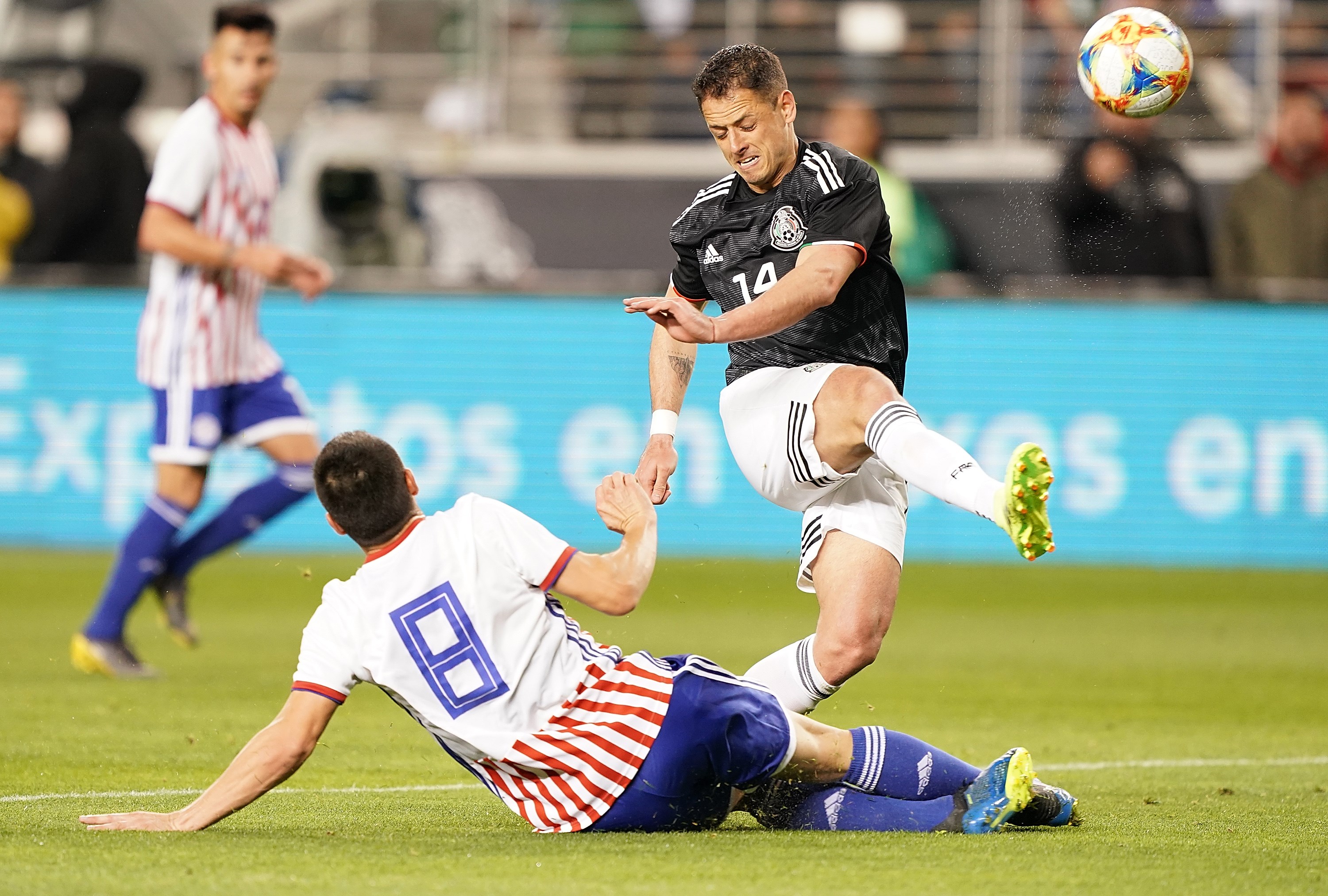 Penyerang Meksiko Javier Hernandez melepaskan tembakan dalam laga persahabatan melawan Cile.