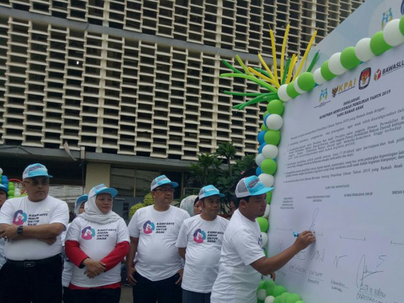 Ketua Komisi Perlindungan Anak Indonesia Susanto menandatangani komitmen bersama untuk mewujudkan pemilihan umum (pemilu) 2019 yang ramah anak, Jakarta, Minggu (17/03/2019). 