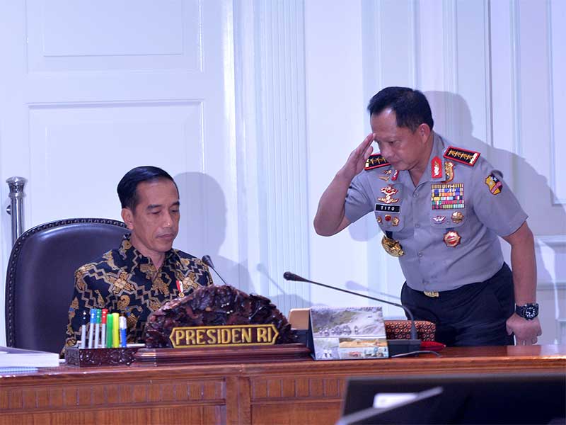  Kapolri Jenderal Pol Tito Karnavian (kanan) memberi hormat kapada Presiden Joko Widodo sebelum rapat terbatas di Kantor Presiden, Jakarta, Senin (16/4).