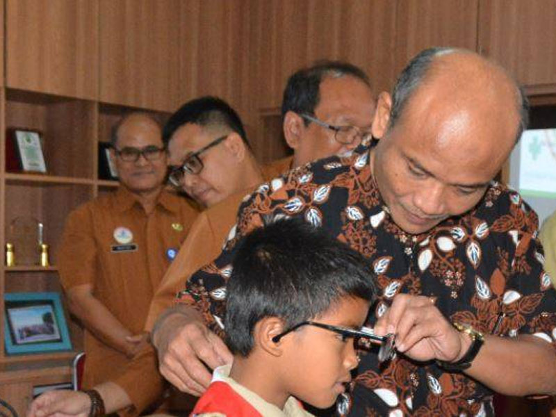 Sekda Sleman Sumadi saat pemeriksaan mata kepada anak SD di RSUD Prambanan, Sleman, Sabtu (30/3/2019). 