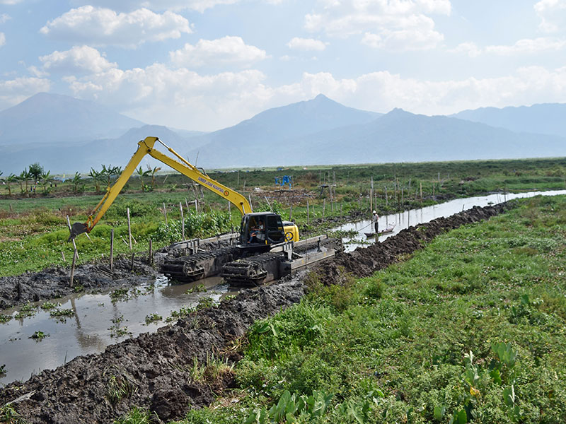 REVITALISASI DANAU RAWA PENING TERHAMBAT: Sebuah alat berat mengeruk tanaman gulma enceng gondok di salah satu bagian Danau Rawa Pening di Asinan, Bawen, Kabupaten Semarang, Jawa Tengah, Senin (8/10). 