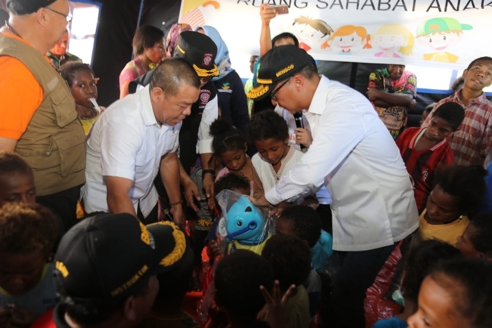 Mensos Agus Gumiwang Kartasasmita saat memberi oleh-oleh ke anak-anak Sentani. 