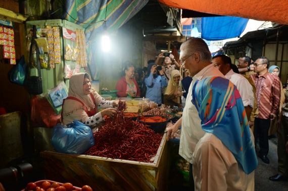 Menteri Perdagangan Enggartiasto Lukita saat meninjau pasar Sibolga Nauli, Sumatera Utara