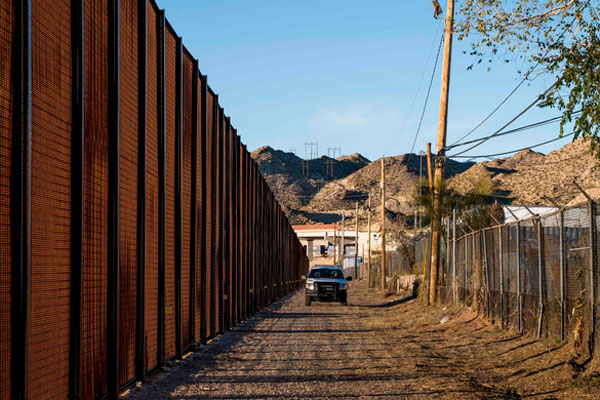 Pada 23 Desember 2018, seorang petugas Patroli Perbatasan melakukan putaran di dekat pusat El Paso