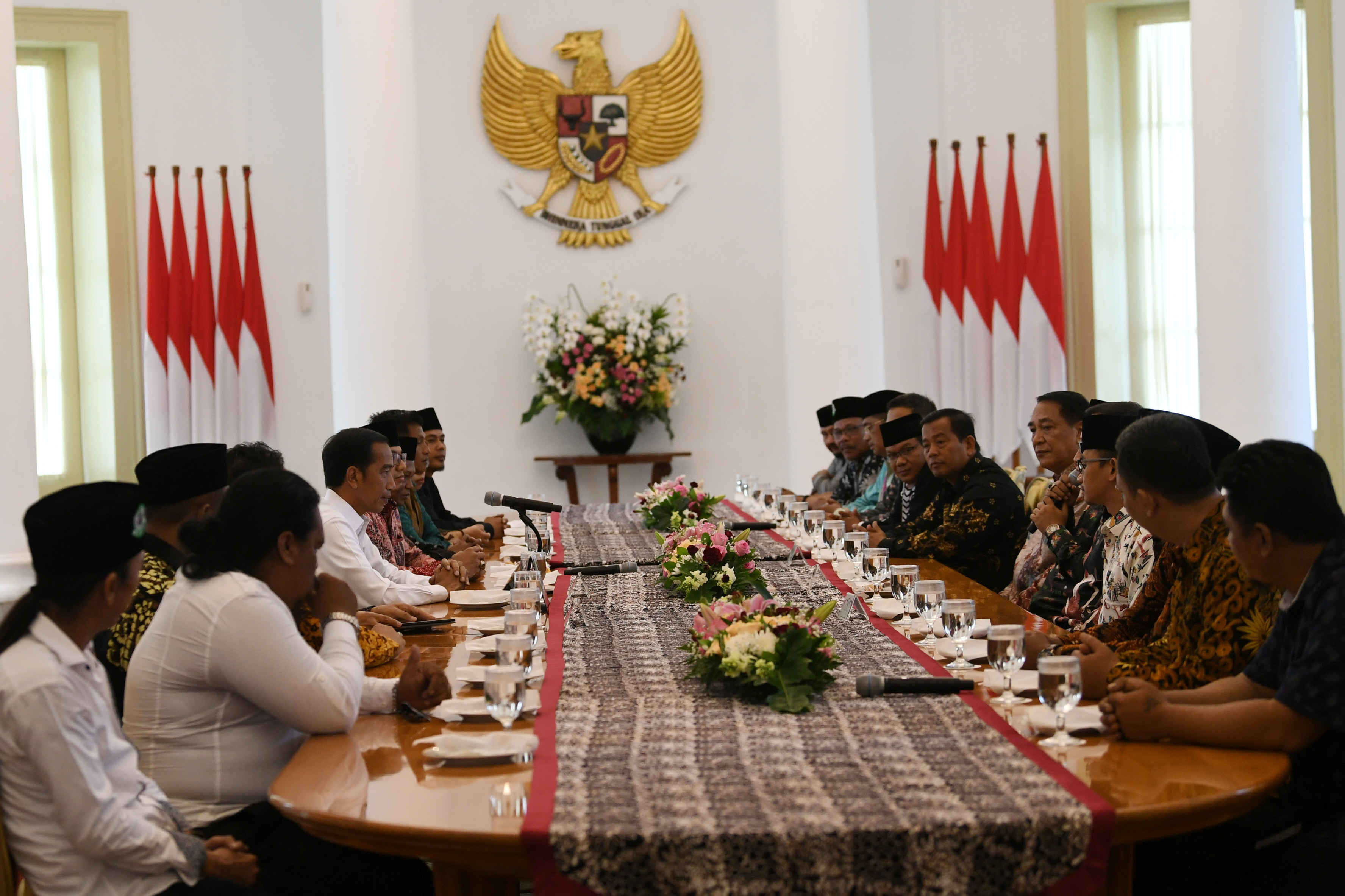 Presiden Joko Widodo (ketiga kiri) menerima pengurus ormas Forum Betawi Rempug di Istana Bogor, Jawa Barat, Senin (18/3/2019). 