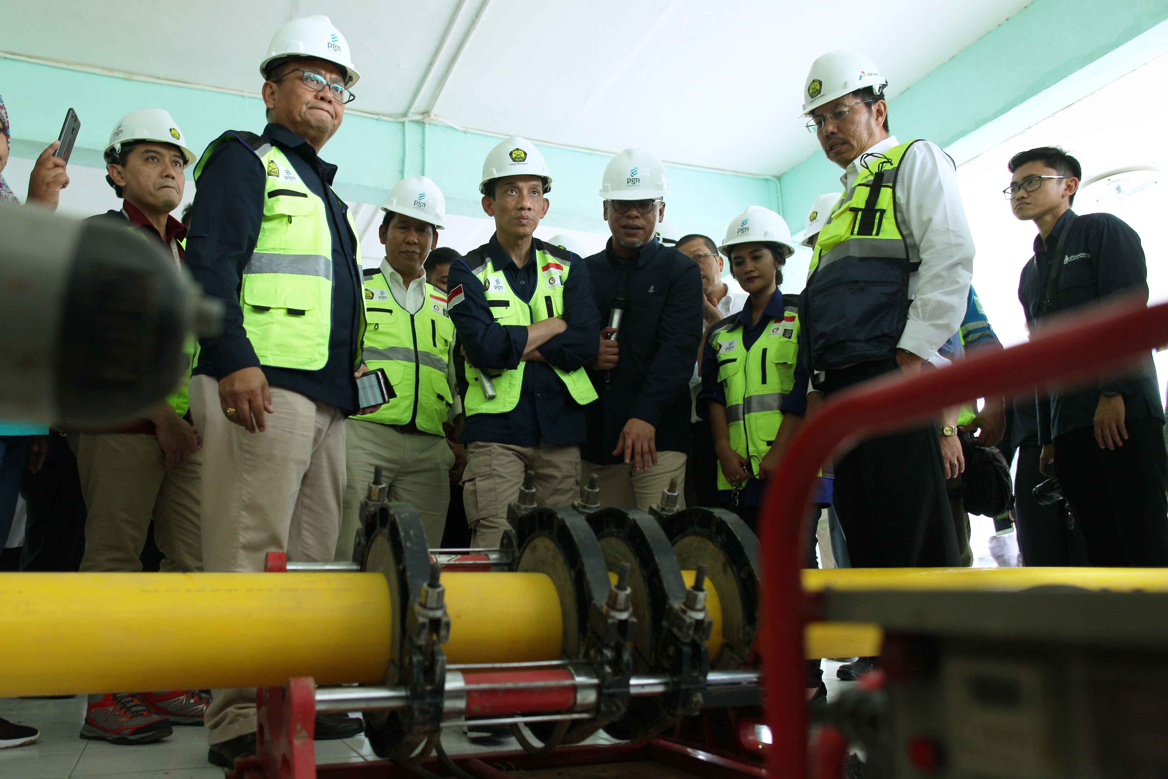 Wakil Menteri ESDM Arcandra Tahar (tengah) didampingi Direktur Infrastruktur dan Teknologi PGN Dilo Seno Widagdo (keempat kanan), Direktur Pemasaran Retail Pertamina Mas'ud Khamid (kedua kanan), Group Head Business Unit Jaringan Gas PGN M.Napitupulu (kedua