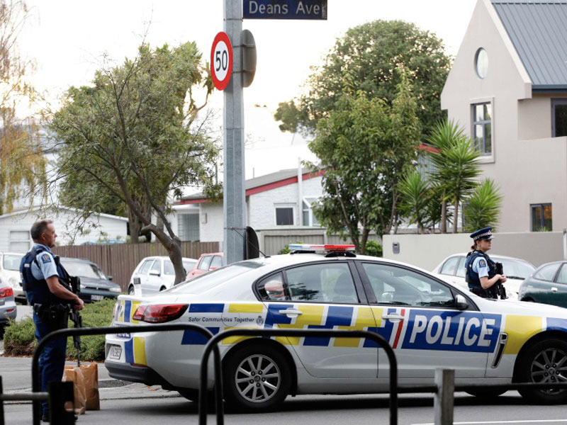 Petugas polisi melakukan penjagaan di sekitar lokasi teror di masjid Selandia Baru