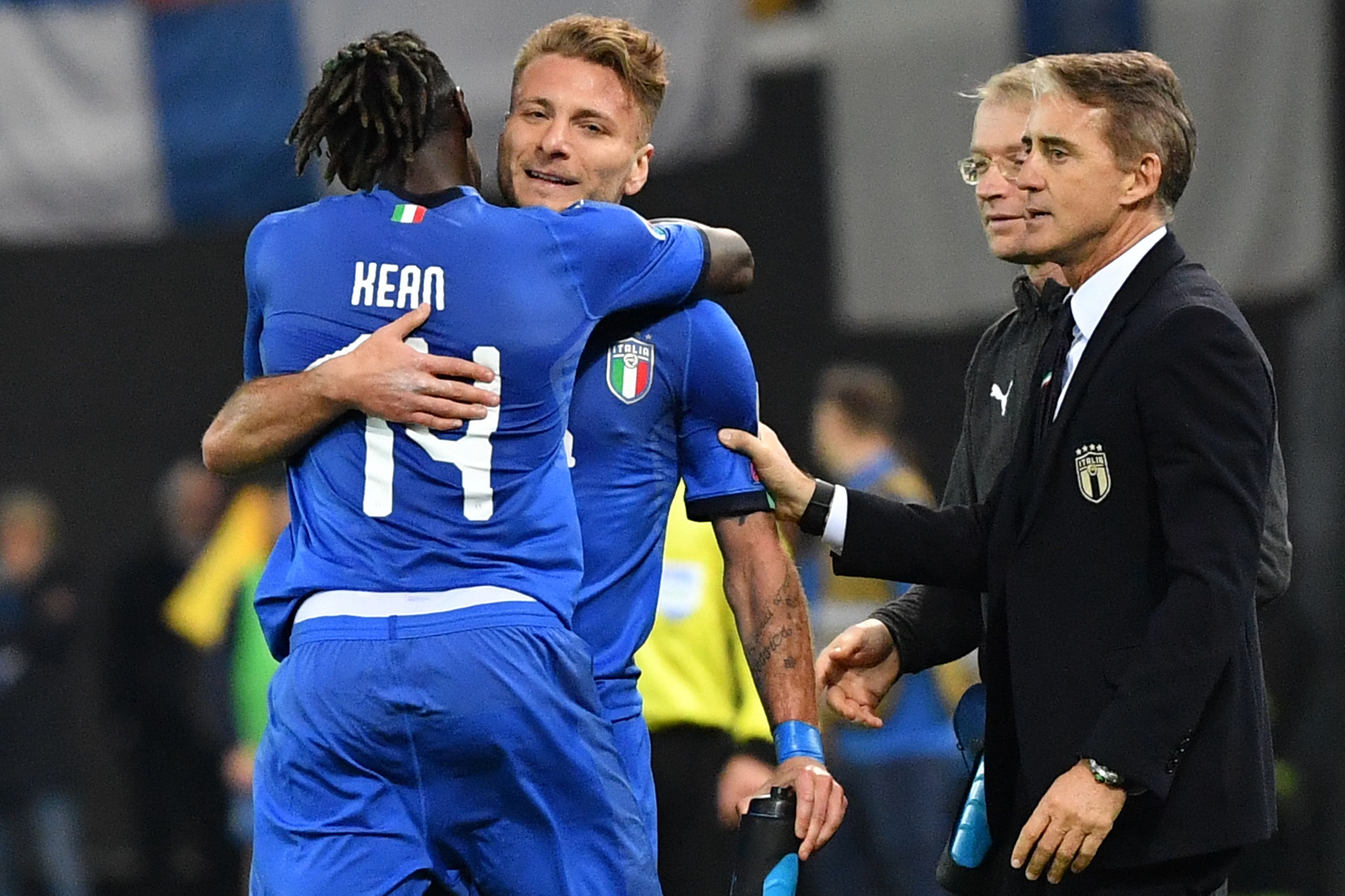  Roberto Mancini saat memberikan instruksi kepada Moise Kean dan Ciro Immobile