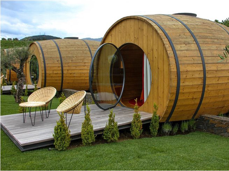 Hotel berbentuk tong anggur raksasa (wine barrel) ini menjadi salah satu daya tarik turisme di Portugal.