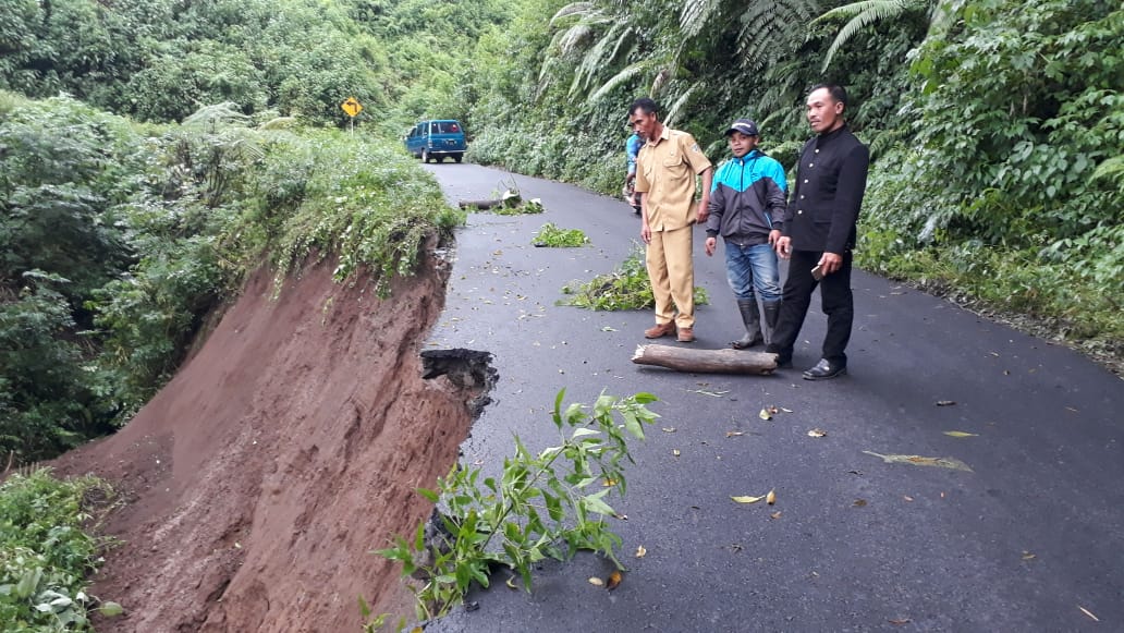 Jalan menuju Gunung Bromo itu longsor setelah kawasan setempat diguyur hujan dalam beberapa hari terakhir.