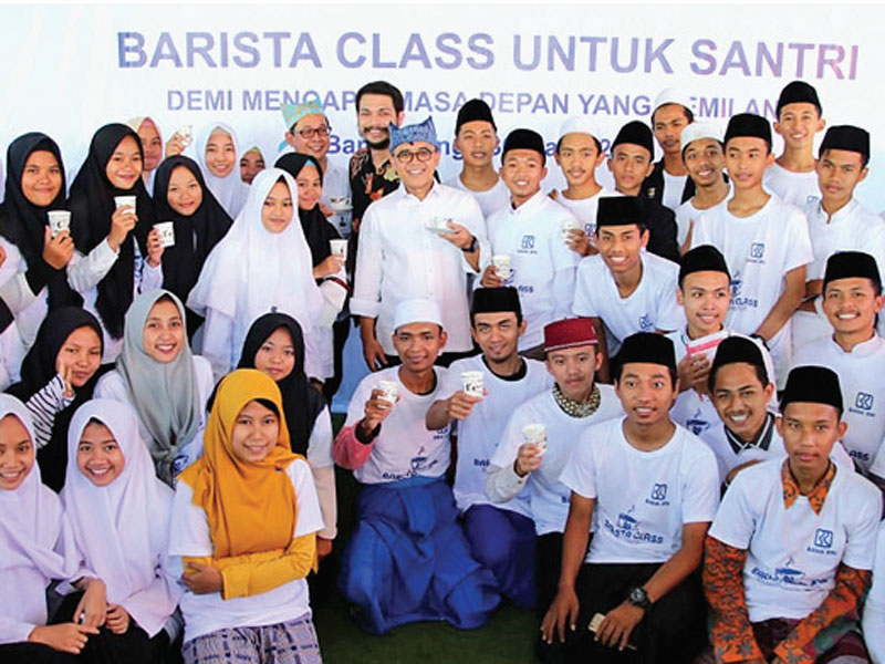 Bupati Banyuwangi Abdullah Azwar Anas (tengah) berfoto bersama para santri di Banyuwangi, Jawa Timur, kemarin.