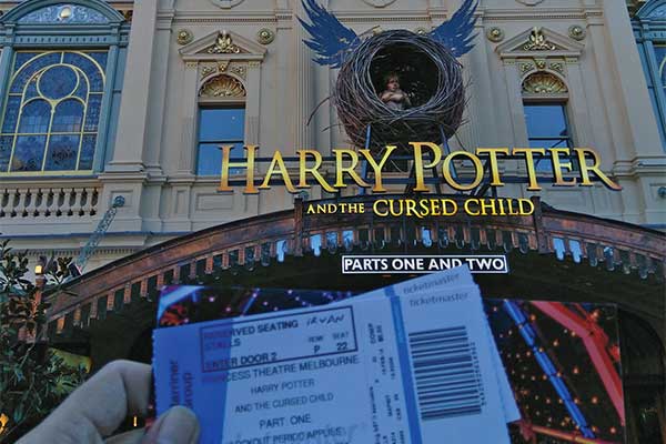 Berkat kepiawaian John Tiffany selaku sutradara serta kerja keras seluruh kru yang terlibat, seluruh ornamen disesuaikan dengan tema Harry 