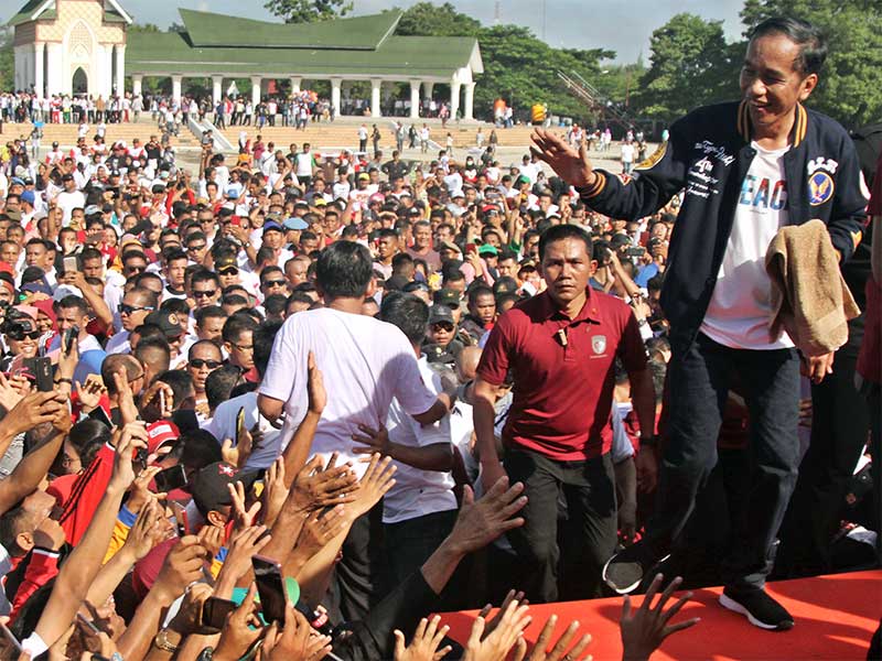 Presiden Joko Widodo berada atas panggung usai jalan santai bersama dengan warga di Kendari, Sulawesi Tenggara, Sabtu (2/3/2019).