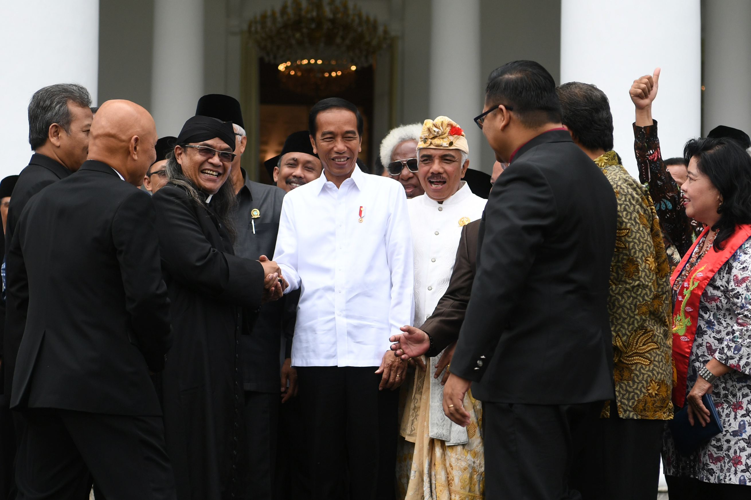 Presiden Joko Widodo (tengah) berbincang dengan perwakilan Forum Kerukunan Umat Beragama (FKUB) di halaman Istana Bogor