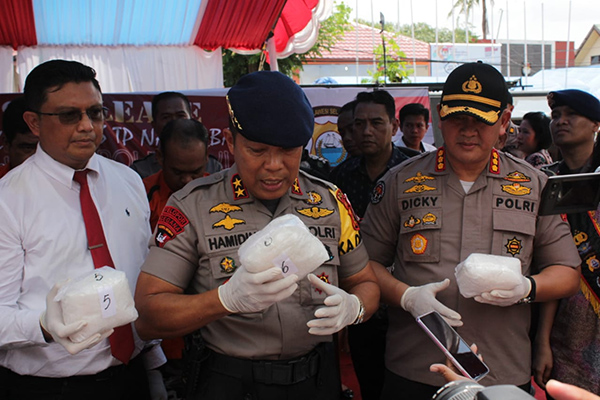 Jajaran Polda Sulsel menunjukkan barang bukti sabu. 