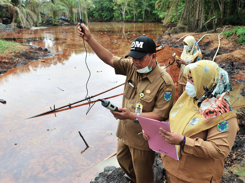 Petugas kesehatan lingkungan Dinas Kesehatan Kabupaten Batanghari mengukur tingkat kebisingan udara dan kadar gas pada lokasi pembuangan.