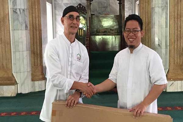 Ketua Umum MCM, Wishnu Dewanto memberikan bantuan secara serempak kepada 100 masjid lainnya se-Jakarta dan Bekasi.