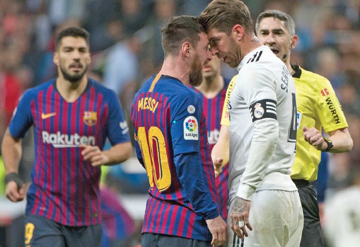 perseteruan dua kapten: Kapten Barcelona Lionel Messi (kiri) dan kapten Real Madrid Sergio Ramos bersitegang saat kedua tim berhadapan dalam lanjutan La Liga di Santiago Bernabeu kemarin dini hari. Di laga tersebut, Barcelona meraih poin maksimal setelah m
