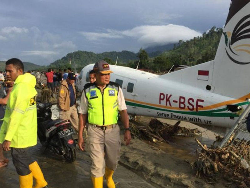 Kapolda Papua Irjen Pol Martuani Sormin seusai melihat pesawat yang rusak akibat terkena banjir di Doyo, Kabupaten Jayapura, Minggu (17/3). 