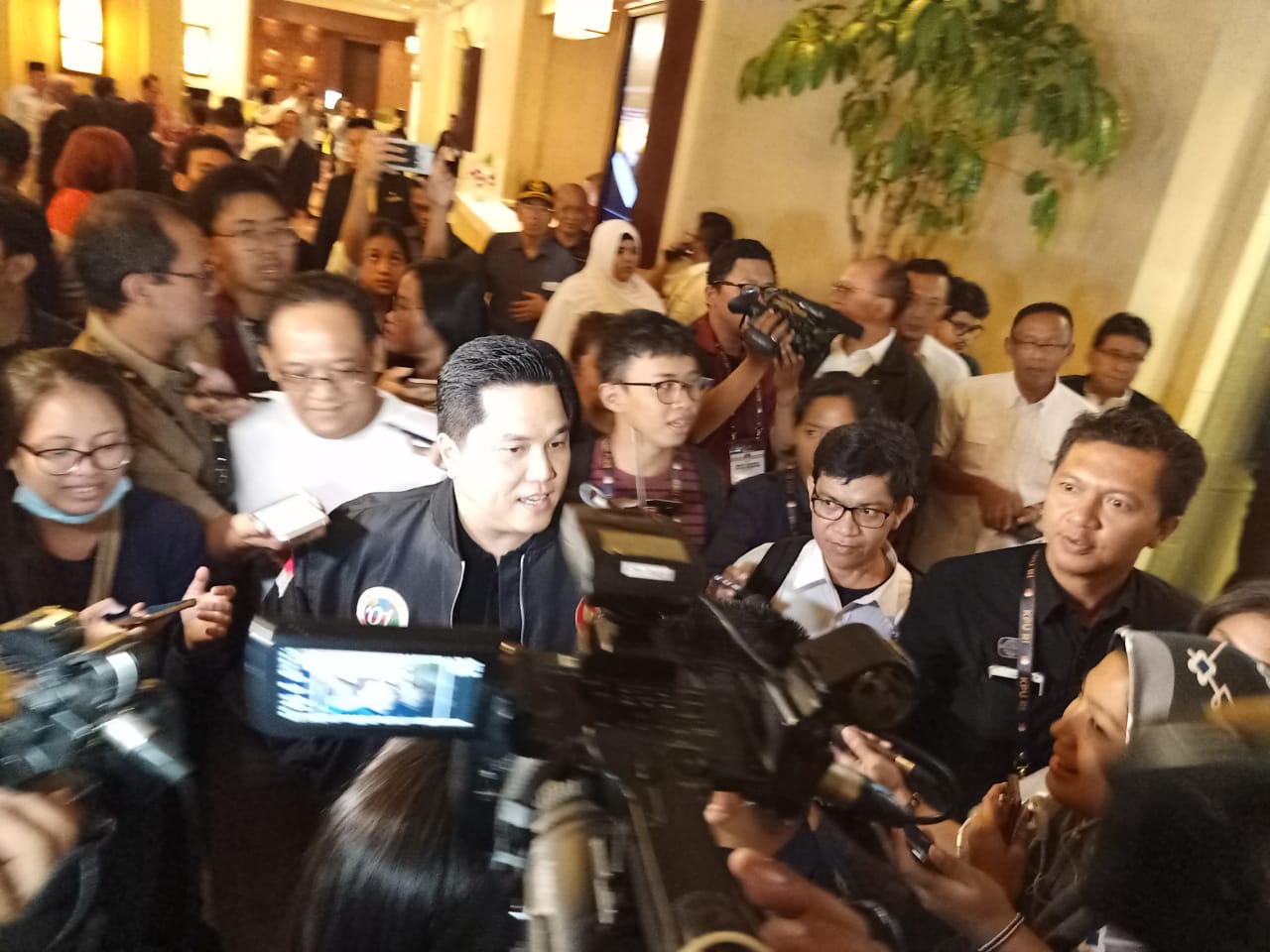 Ketua Tim Kampanye Nasional (TKN) Erick Thohir saat akan memasuki ruang debat di Shangri-La, Jakarta.
