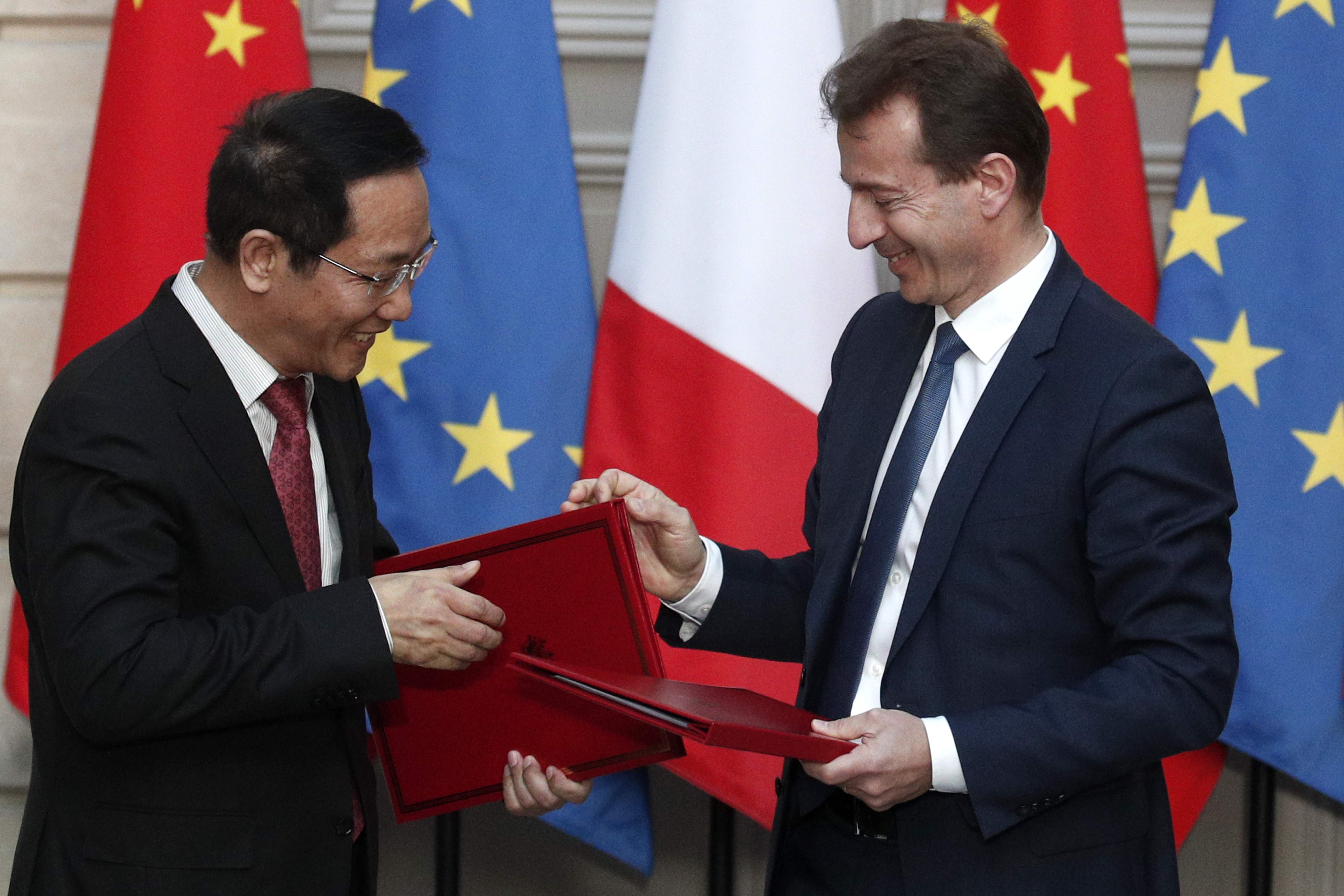 Presiden Pesawat Komersil Airbus, Guillaume Faury (kanan) berjabat tangan dengan Pengerusi CASC, Jia Baojun.
