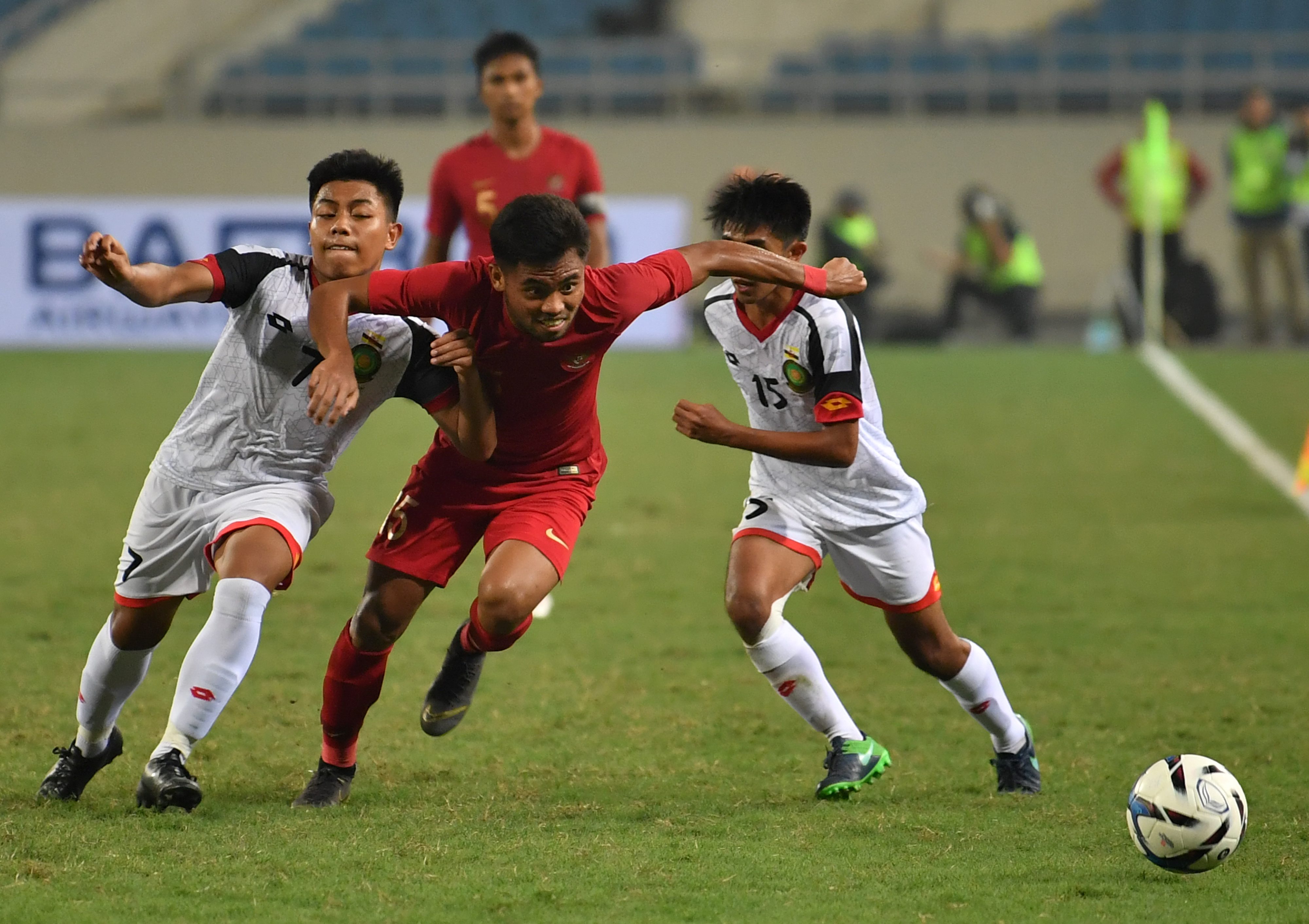  Pesepak bola tim nasional Indonesia U-23 Saddil Ramdani (tengah) berupaya meloloskan diri dari kawalan dua pesepak bola tim nasional Brunei