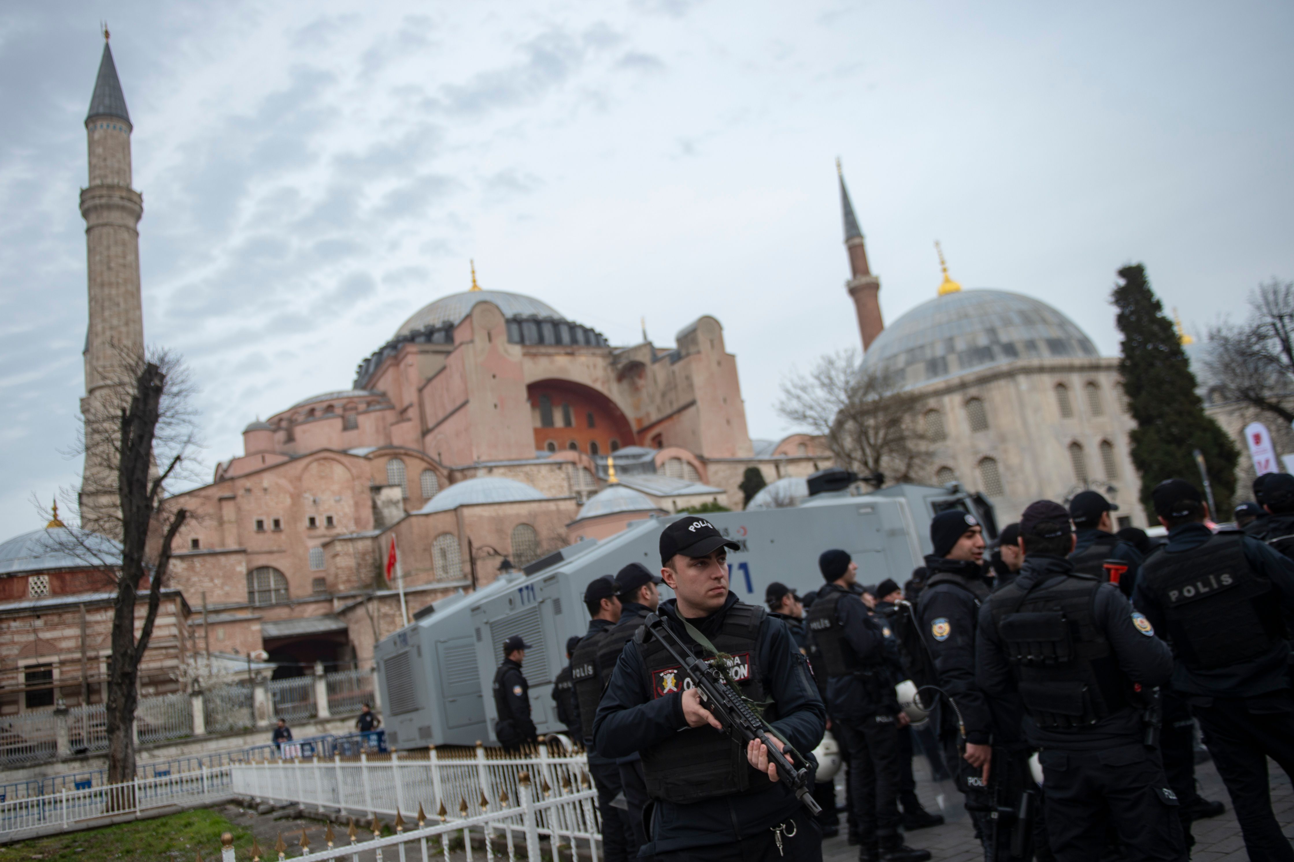 Sejumlah polisi berjaga-jaga di depan Hagia Sophia