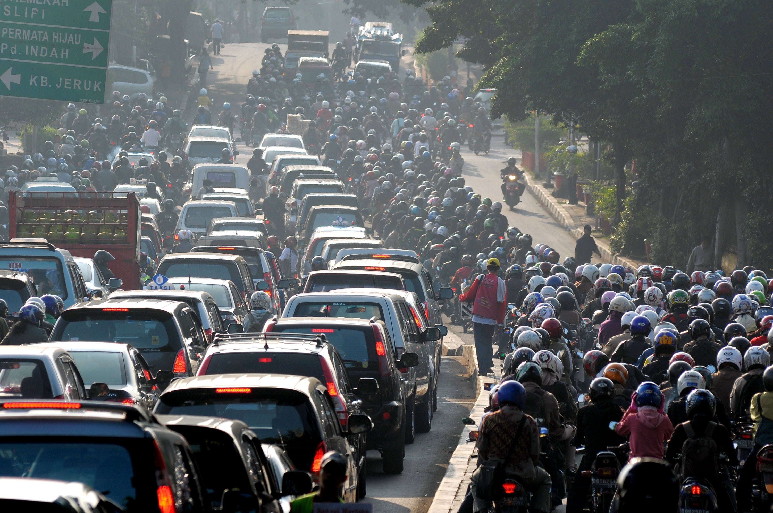 Gunakan Transportasi Publik untuk Kurangi Emisi