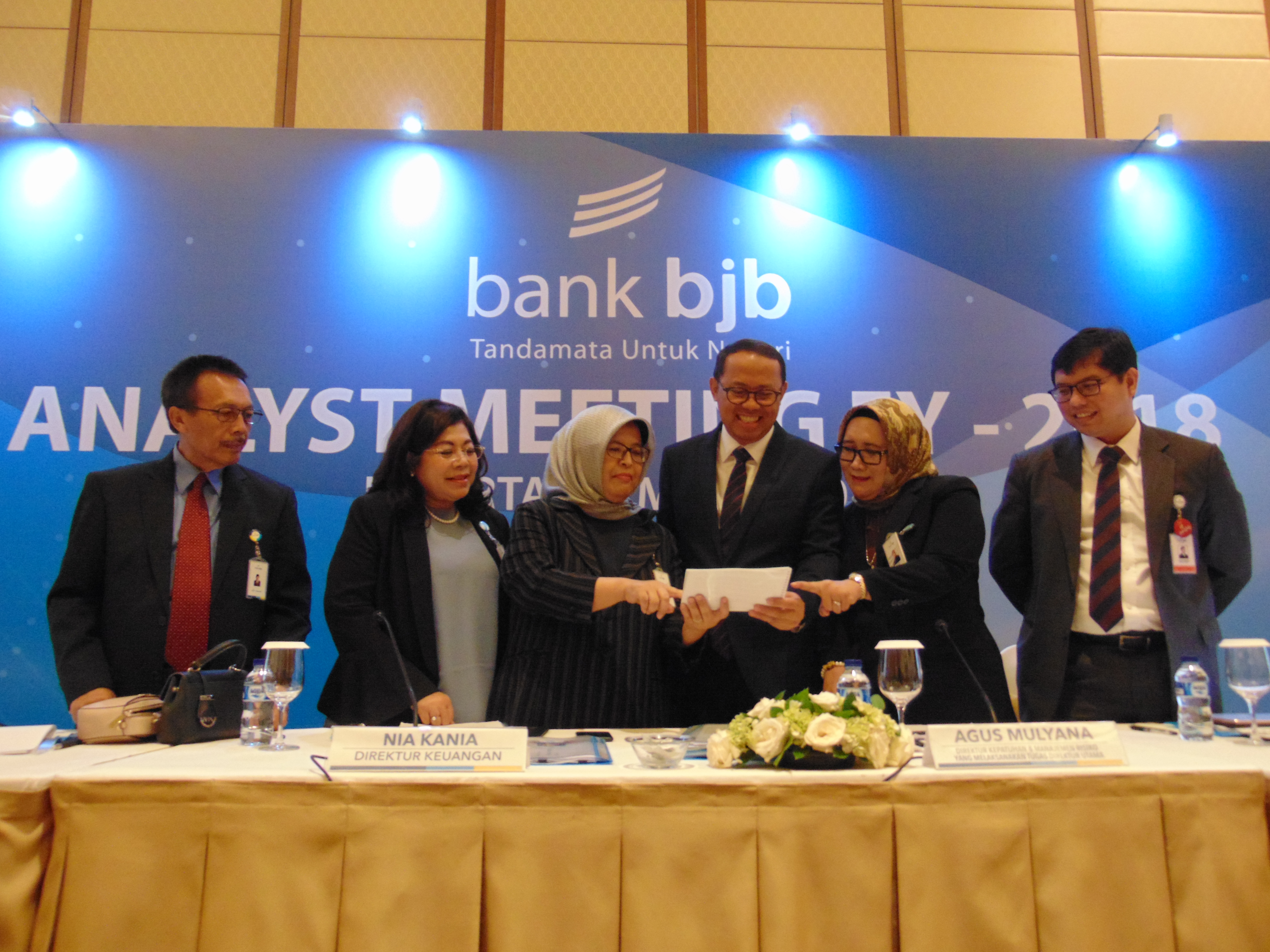 Pelaksana tugas Direktur Utama Bank BJB Agus Mulyana (ketiga dari kiri) dan jajaran direksi BJB, Jumat (29/3).