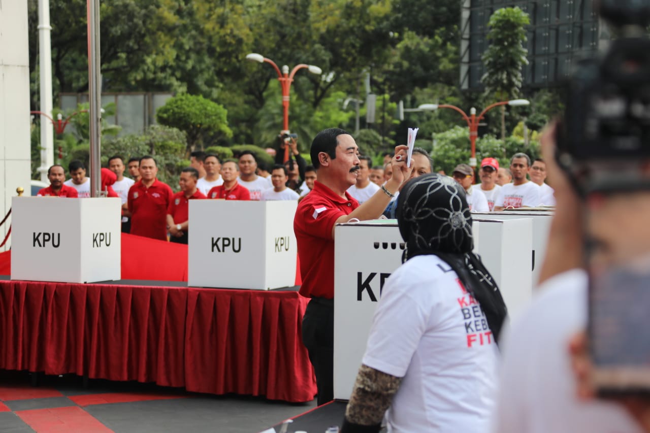 Usai melakukan apel bersama ASN Kemendagri dan BNPP, digelar simulasi pencoblosan surat suara. Mendagri Tajhjo Kumolo pun mengingatkan agar ASN berperan serta dalam kesuksesan Pemilu 2019.