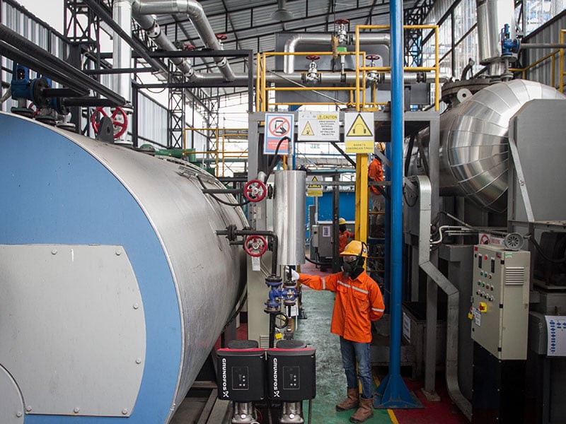 PROYEK PEMBANGKIT LISTRIK TENAGA SAMPAH TPA PUTRI CEMPO SOLO: Petugas melakukan uji coba mesin Pembangkit Listrik Tenaga Sampah (PLTSa) di T