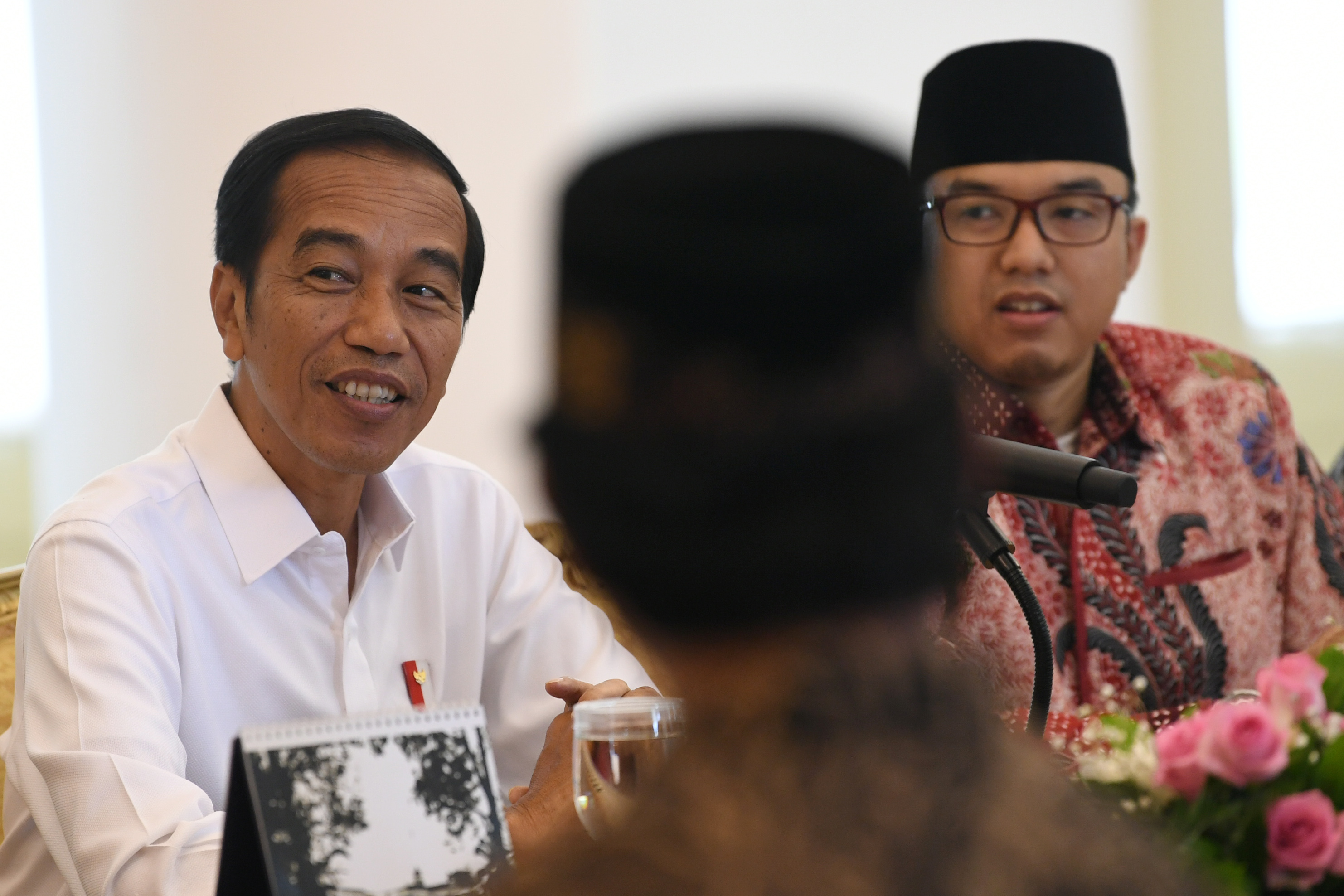  Presiden Joko Widodo (kiri) menerima pengurus ormas Forum Betawi Rempug di Istana Bogor, Jawa Barat, Senin (18/3/2019)