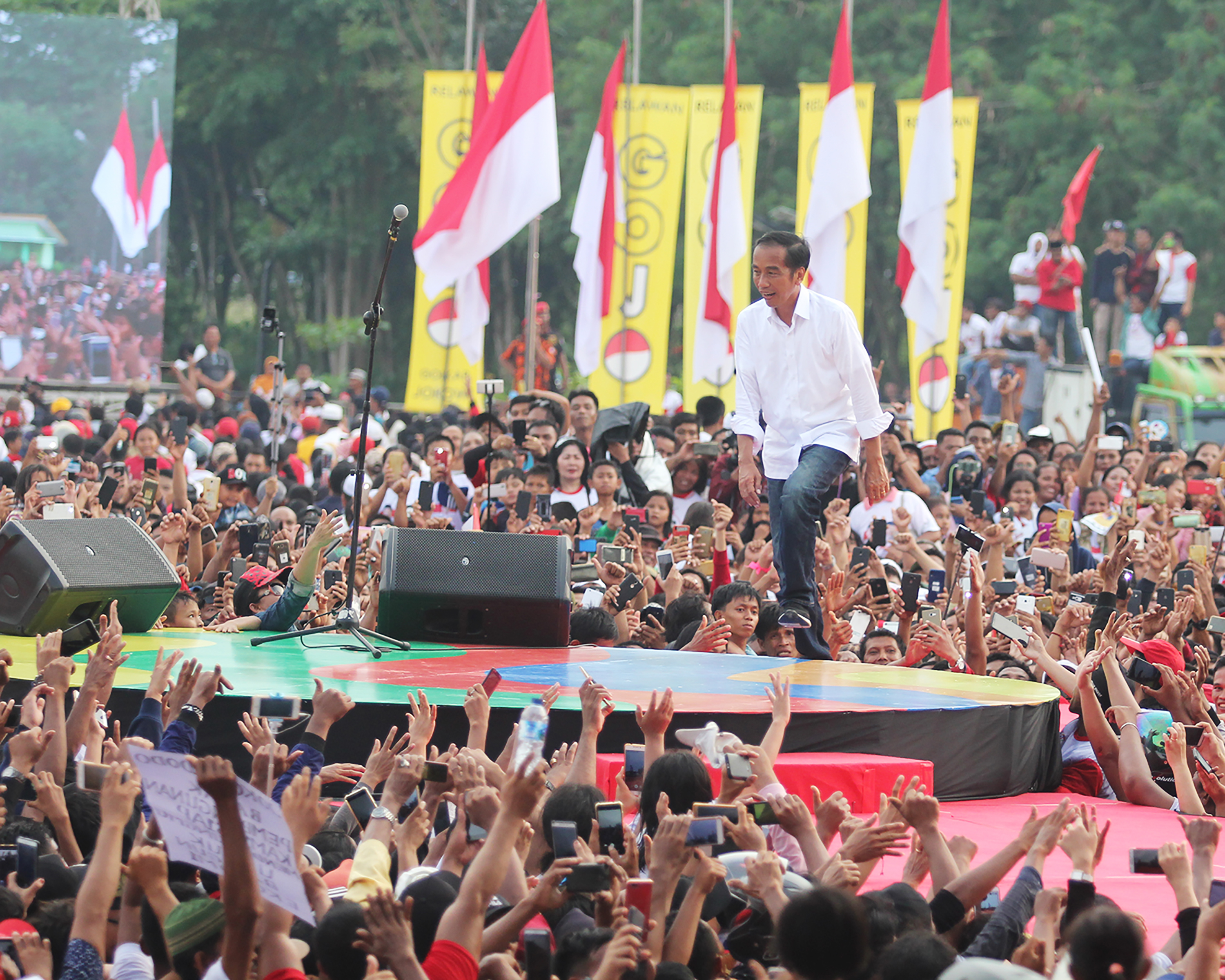  Calon Presiden petahana nomor urut 01 Joko Widodo menyapa massa pendukungnya saat melakukan kampanye terbuka di kota Dumai, Dumai, Riau