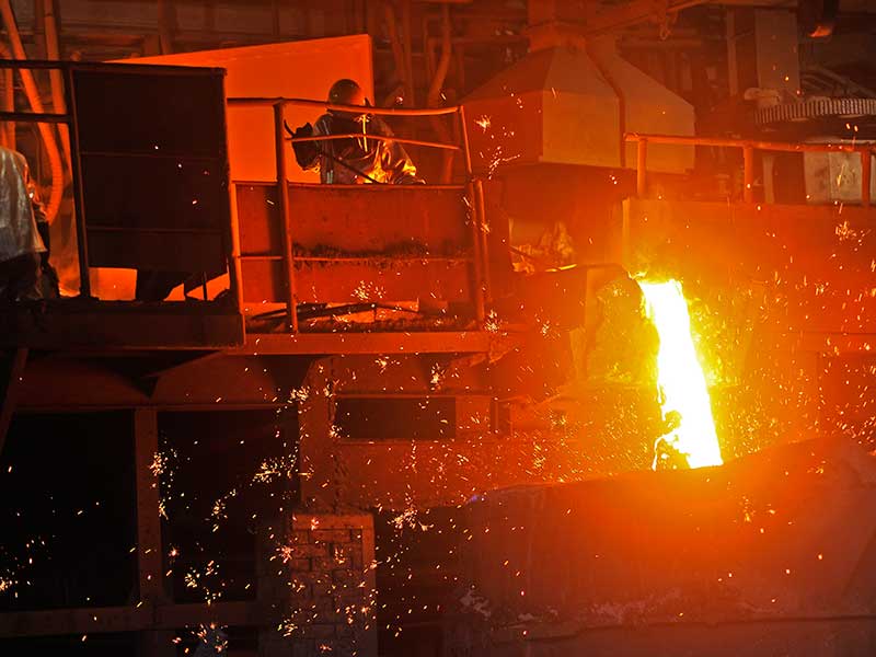 Pekerja mengalirkan cairan feronikel yang sudah lebur di pabrik Unit Bisnis Pertambangan Nikel (UBPN) Sultra PT Aneka Tambang (ANTAM) di Pomalaa, Kolaka, Sultra, Selasa (8/5/2018).