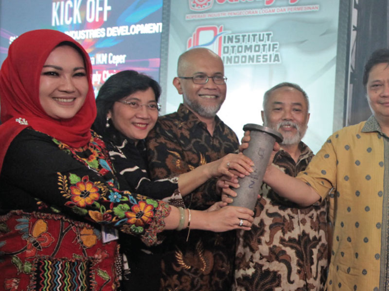 Menperin Airlangga Hartarto (kanan) bersama Presiden Direktur TMMIN Warih Andang Tjahjono (tengah) memegang cylinder sleev