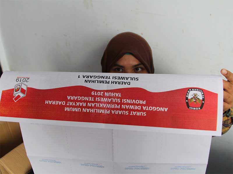 Warga yang menjadi jasa pelipatan surat suara untuk Pemilu 2019 memperhatikan surat suara dalam kondisi tidak rusak di gudang penyimpanan logistik KPUD Kendari, Kendari, Sulawesi Tenggara, Selasa (12/3/2019). 