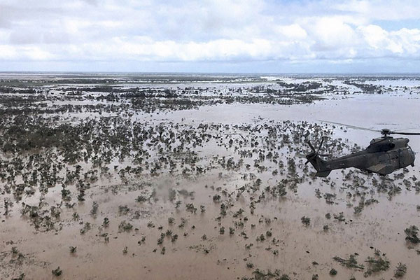 Sebuah helikopter melihat dampak banjir bandang yang dipicu Siklon Tropis Idai di Beira, Mozambik, 20 Maret 2019. 