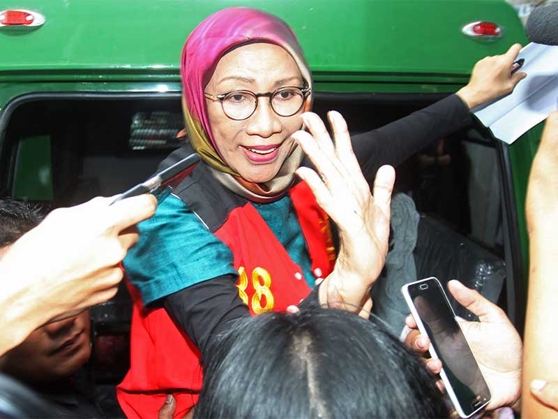 erdakwa kasus dugaan penyebaran berita bohong atau hoaks Ratna Sarumpaet melambaikan tangan kepada wartawan usai mengikuti sidang lanjutan di PN Jakarta Selatan, Jakarta, Selasa (12/3/2019).