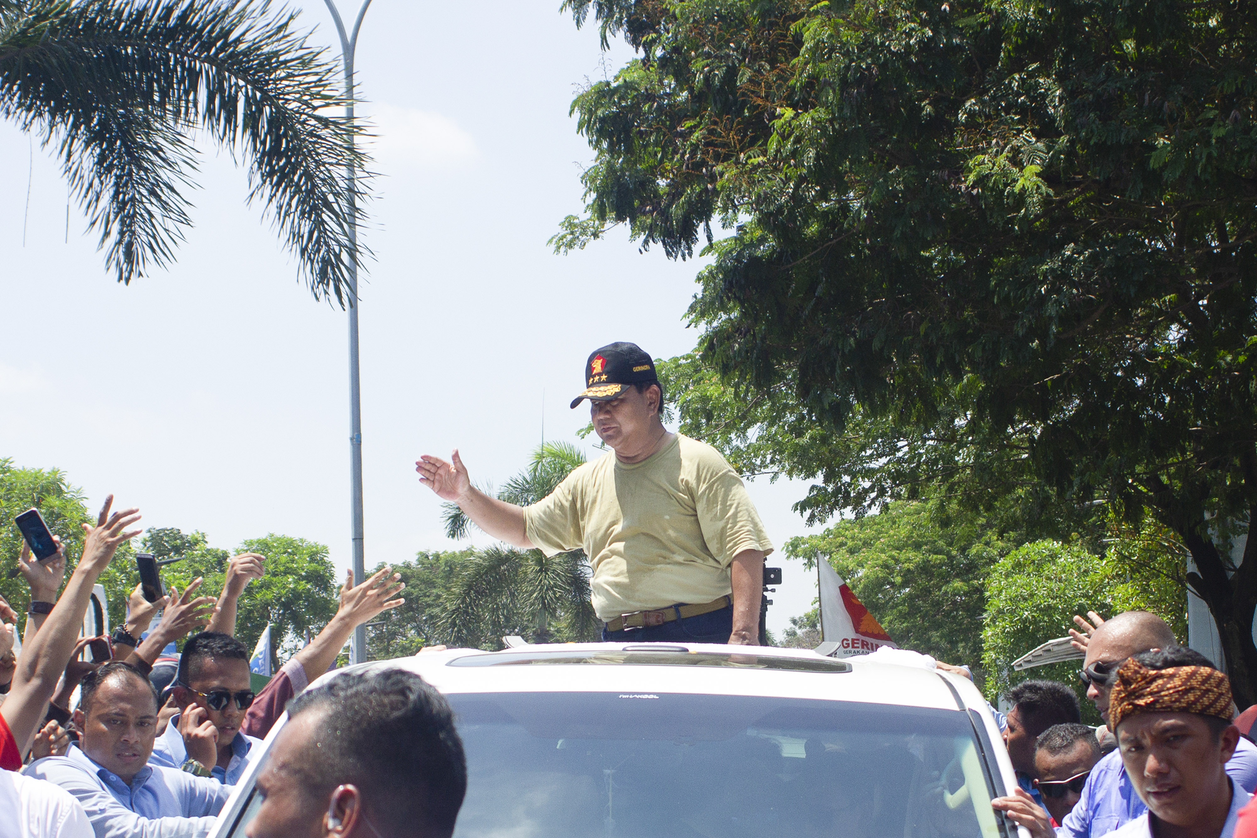 Prabowo Subianto (tengah) menyapa para pendukungnya usai kampanye akbar di Lapangan Galuh Mas, Karawang, Jawa Barat, Jumat (29/3)